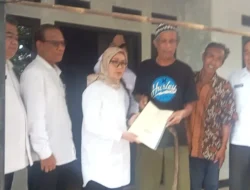 Staff Khusus Kementerian Transmigrasi Serahkan Sertifikat Milik Warga Translok Sukabumi