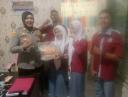 Akhiri Magang, Siswa Serahkan Tali Asih Untuk Kapolsek Dramaga Sebagai Tanda Terima Kasih