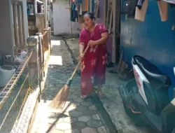 Calon Ketua RT di Bantarjati Tunjukkan Keteladanan Dengan Menyapu Lingkungan