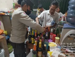 Polsek Jatiuwung Gelar Operasi Miras Berbagai Merk Di Perumnas 2 Jalan Perak