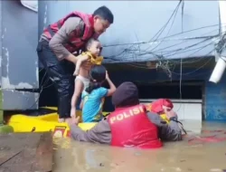 Luapan Kali Ciliwung Rendam Kebon Pala, Dit Samapta Polda Metro Jaya Laksanakan Patroli dan Evakuasi Warga