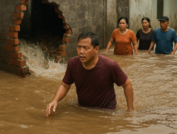 Diguyur Hujan Deras, Banjir Terjang Kawasan Puncak Bogor, Jalan Raya Lumpuh