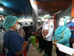 Pastikan MBG Berkualitas, Pj Gubernur Papua Agus Fatoni Tinjau SPPG di Kepulauan Yapen