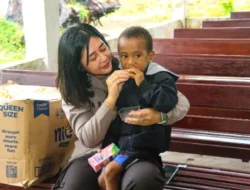 Satgas Ops Damai Cartenz Berbagi Bingkisan Makanan Ke Warga Kampung Ansudu, Sarmi, Papua