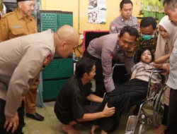 Berikan Kursi Roda Untuk Gadis 18 Tahun : Konsistensi Kapolres Metro Bekasi Dalam Bakti Kesehatan Terus Berlanjut