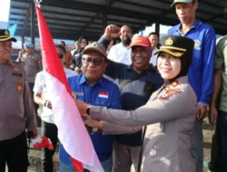 Kapolres Turun Langsung, Semangat Merah Putih Berkibar di Kapal-Kapal Tradisional Pelabuhan Paotere