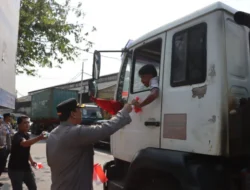 Kapolres Pelabuhan Tanjung Priok Bagikan Bendera Merah Putih, Ajak Masyarakat Kobarkan Semangat Nasionalisme