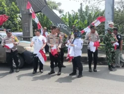 Sambut HUT RI Ke-80, Kapolsek Sepatan Ajak Masyarakat Pasang Dan Pemberian Bendera Merah Putih