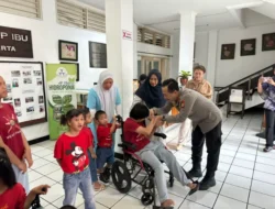 Bidhumas Polda Metro Jaya dan Komunitas Sepeda Gelar Baksos untuk Anak Telantar di Yayasan Sayap Ibu