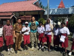 Kebersamaan Satgas Operasi Damai Cartenz dengan Anak-Anak di SD Negeri Mulia, Puncak Jaya