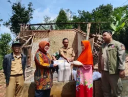 Anggota DPRD Jabar Hj. Lina Ruslinawati Kunjungi Rumah Yang Roboh Sekaligus  Salurkan Bantuan