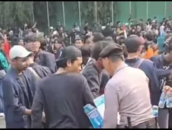 Humanis, Polisi Bagikan Air Pada Massa Aksi Unjuk Rasa di DPR