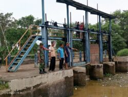 Cegah Konflik Air, Koramil 11/Pebayuran Turun Langsung Awasi Pintu Air Karangpatri