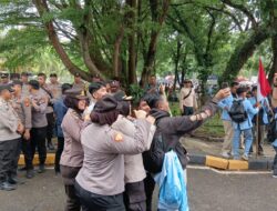 Demo Mahasiswa di DPRD Riau Berlangsung Damai, Mahasiswa dan Polisi Bersalaman