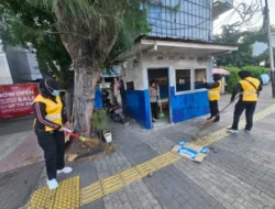 Polwan Ditlantas Polda Metro Jaya Bersama Mahasiswa Gelar Kurve di Pos Polisi Pasca Demo