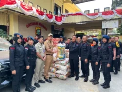 Peduli Warga, Brimob Polda Metro Jaya Salurkan Bantuan Sembako Pasca Kerusuhan di sekitar Mako Brimob Kwitang