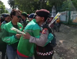 Bagikan Ribuan Mawar Untuk Anggota Polri dan TNI di Monas, Komunitas Ojol Tidak Mau Terprovokasi