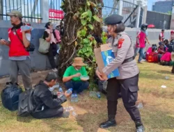 Polwan Polda Metro Bagikan Air Mineral ke Massa Aksi di Depan DPR/MPR
