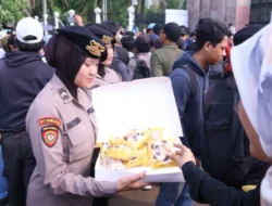 Humanis! Polisi di DPR Bagikan Roti, Air, hingga Layanan Kesehatan Untuk Demonstran