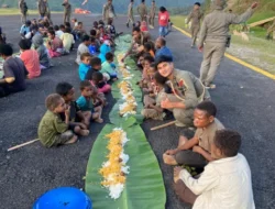 Satgas Ops Damai Cartenz Gelar Makan Bersama Warga di Kiwirok Hadirkan Senyum dan Kebahagiaan