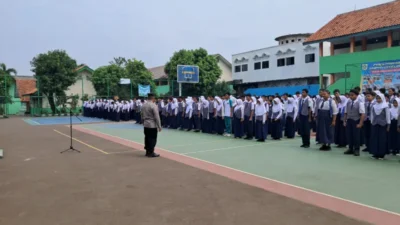 Bhabinkamtibmas dan babinsa Berikan Pembinaan Disiplin dan PBB kepada Siswa SMPN 1 Citeureup
