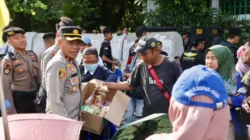 Di Tengah Terik Aksi, Petugas Kepolisian Turun Bagikan Air Mineral dan Roti Ke Pengunjuk Rasa