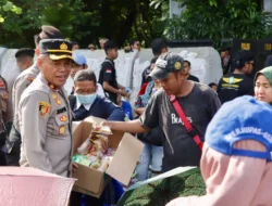 Di Tengah Terik Aksi, Petugas Kepolisian Turun Bagikan Air Mineral dan Roti Ke Pengunjuk Rasa