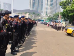 Brimob Polda Metro Jaya Amankan Aksi Unjuk Rasa di Silang Monas Barat Daya