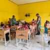 Babinsa Pebayuran Dampingi Distribusi Makanan Bergizi ke Ribuan Siswa dan Posyandu