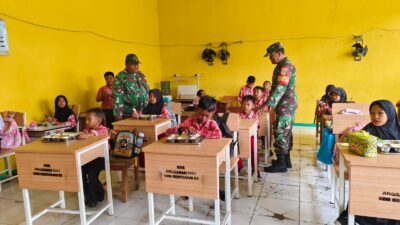 Babinsa Pebayuran Dampingi Distribusi Makanan Bergizi ke Ribuan Siswa dan Posyandu