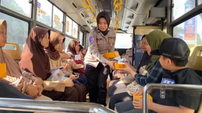 Satlantas Polres Metro Tangerang Kota Kampanyekan Keselamatan Lalu Lintas di Halte Bus Tayo TangCity