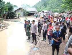 Polres Lampung Barat Terjun Langsung Salurkan Bantuan Untuk Korban Banjir Suoh
