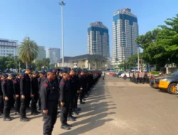 Brimob Polda Metro Jaya Hadir Humanis Kawal Aksi Unjuk Rasa Damai di Kawasan Monas