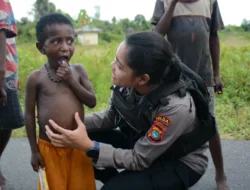 Polwan Satgas Ops Damai Cartenz Berikan Sentuhan Humanis Bersama Anak-Anak Nduga
