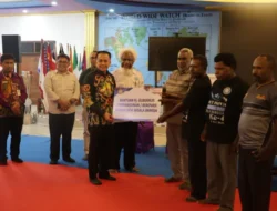 Pj Gubernur Papua Agus Fatoni Serahkan Bantuan ke Gereja Injil di Indonesia Holandia