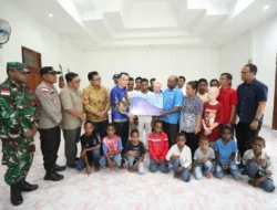 Pj Gubernur Agus Fatoni Beri Bantuan ke Gereja-Panti Asuhan di Keerom