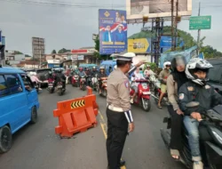 Anggota Polsek Ciampea Polres Bogor Laksanakan Pengaturan Lalu Lintas Pagi Hari