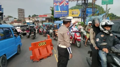 Anggota Polsek Ciampea Polres Bogor Laksanakan Pengaturan Lalu Lintas Pagi Hari