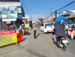 Anggota Polsek Ciampea Polres Bogor Laksanakan Pengaturan Lalu Lintas Pagi Hari