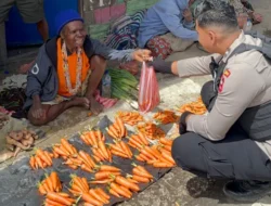 Personel Ops Damai Cartenz Dukung Perekonomian Lokal Dengan Cara Belanja Hasil Bumi di Paniai Timur