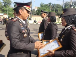 12 Anggota Sat Lantas Polres Metro Depok Terima Penghargaan dari Polda Metro Jaya