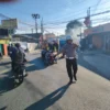 Anggota Polsek Ciampea Polres Bogor Laksanakan Pengaturan Lalu Lintas Pagi Hari