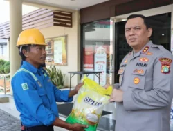 Wujud Kepedulian, Kapolres Pelabuhan Tanjung Priok Salurkan Bansos kepada Buruh TKBM