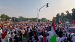 Brimob Polda Metro Jaya Turut Berikan Pelayanan pada Aksi Bela Palestina di Sekitar Monas Jakarta Pusat