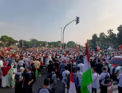Brimob Polda Metro Jaya Turut Berikan Pelayanan pada Aksi Bela Palestina di Sekitar Monas Jakarta Pusat