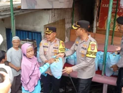 Kapolres Metro Tangerang Kota Salurkan Bantuan Sosial Untuk Warga Slum Area Di Batu Ceper 