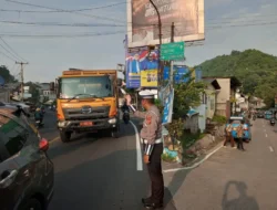 Anggota Polsek Ciampea Polres Bogor Laksanakan Pengaturan Lalu Lintas Pagi Hari, Ciptakan Rasa Aman dan Lancar di Jalan Raya