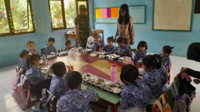 Ternyata Makanan Bergizi Babinsa Pebayuran Mencuri Perhatian Warga dan Para Siswa