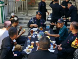 Brimob Polda Metro Jaya Gelar Gotong Royong dan Ngopi Bareng Dengan Warga di Cikini