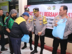 Kapolres Metro Tangerang Kota Gelar Jumat Peduli, Bagikan Sembako Untuk Ojol di Mapolsek Tangerang